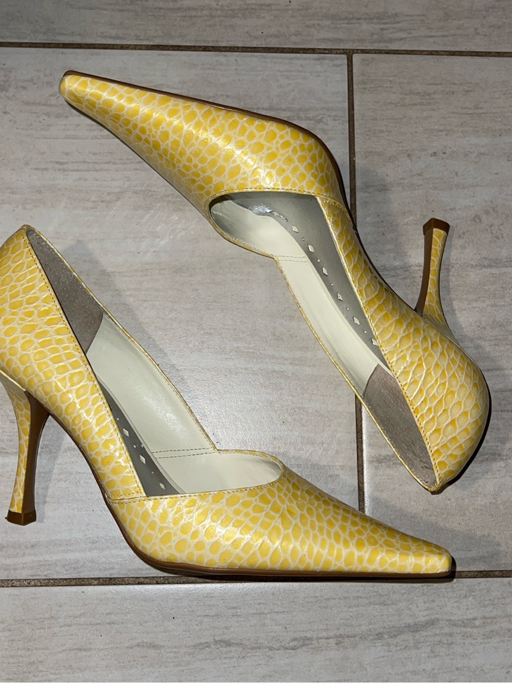 BCBGMaxazria Y2K Yellow Animal Print Croc-Embossed Pointed Toe Pumps - Picture 6 of 9